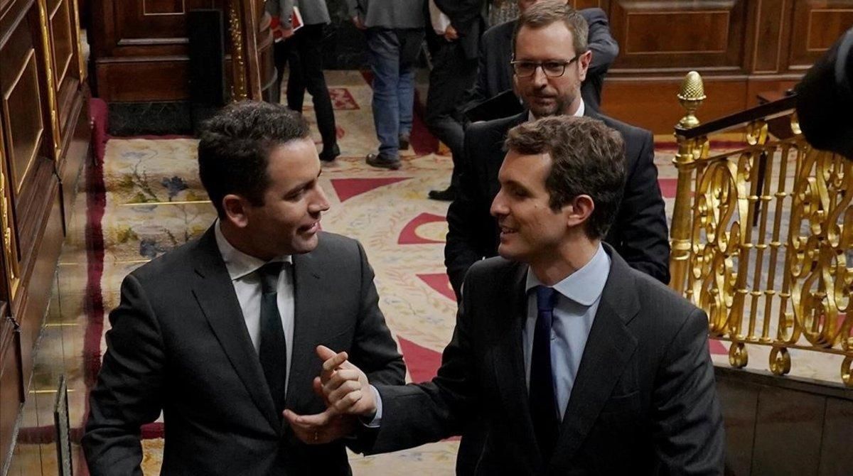 Pablo Casado (derecha) habla con su secretario general, Teodoro García Egea, y les sigue el vicesecretario de Organización, Javier Maroto. Pablo Casado (derecha) habla con su secretario general, Teodoro García Egea, y les sigue el vicesecretario de Organización, Javier Maroto.