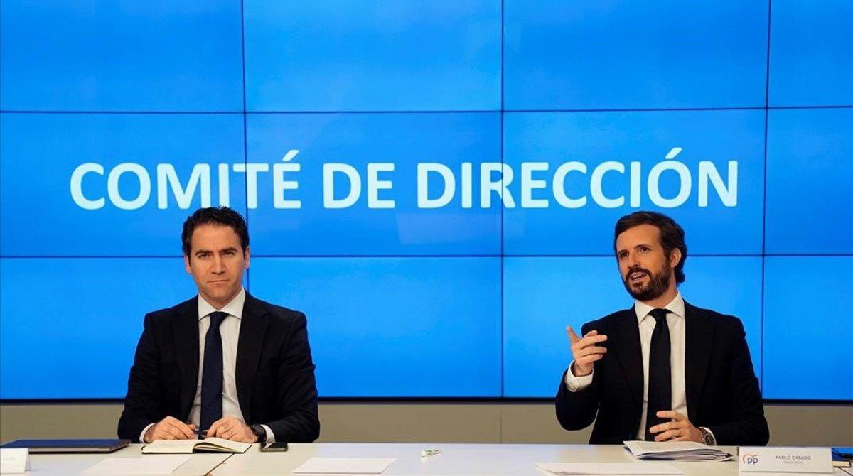 El secretario general y el presidente del PP, Teodoro García Egea y Pablo Casado, en el comité de dirección de este lunes.