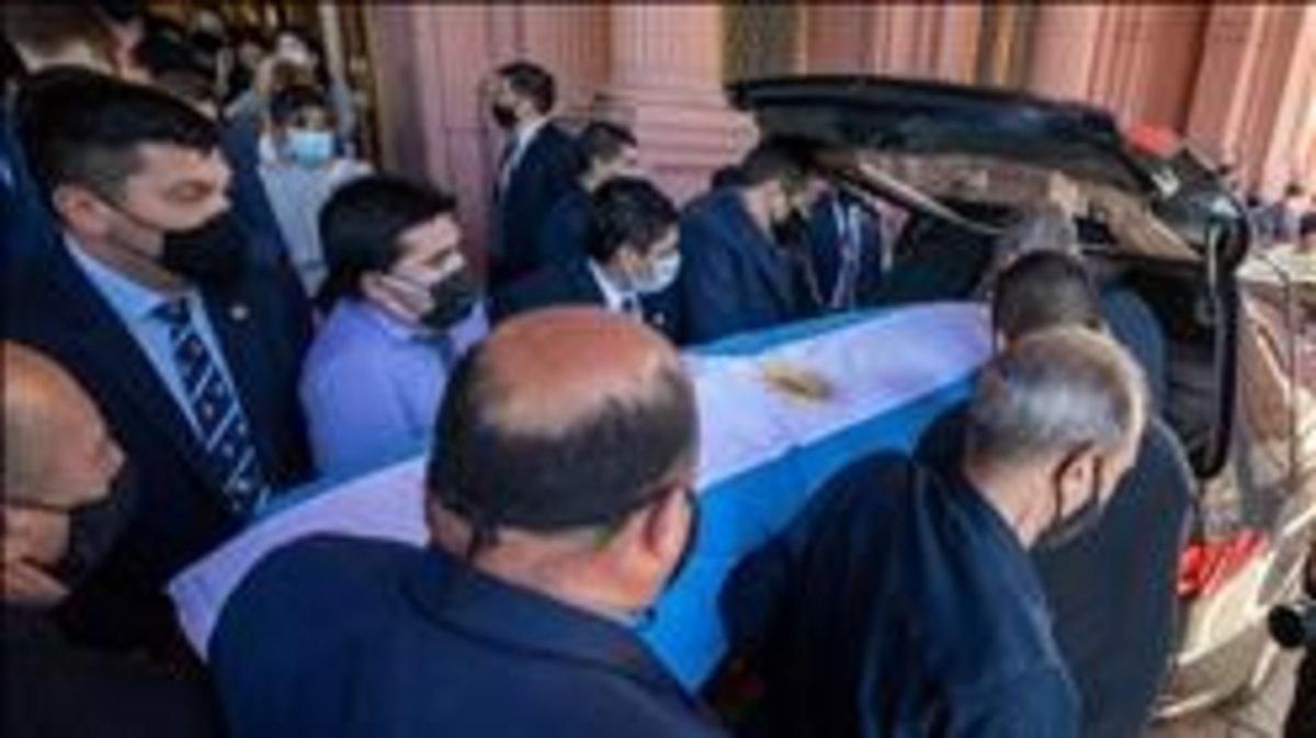 El ataúd de Maradona, portado este jueves en Buenos Aires. El ataúd de Maradona, portado este jueves en Buenos Aires.