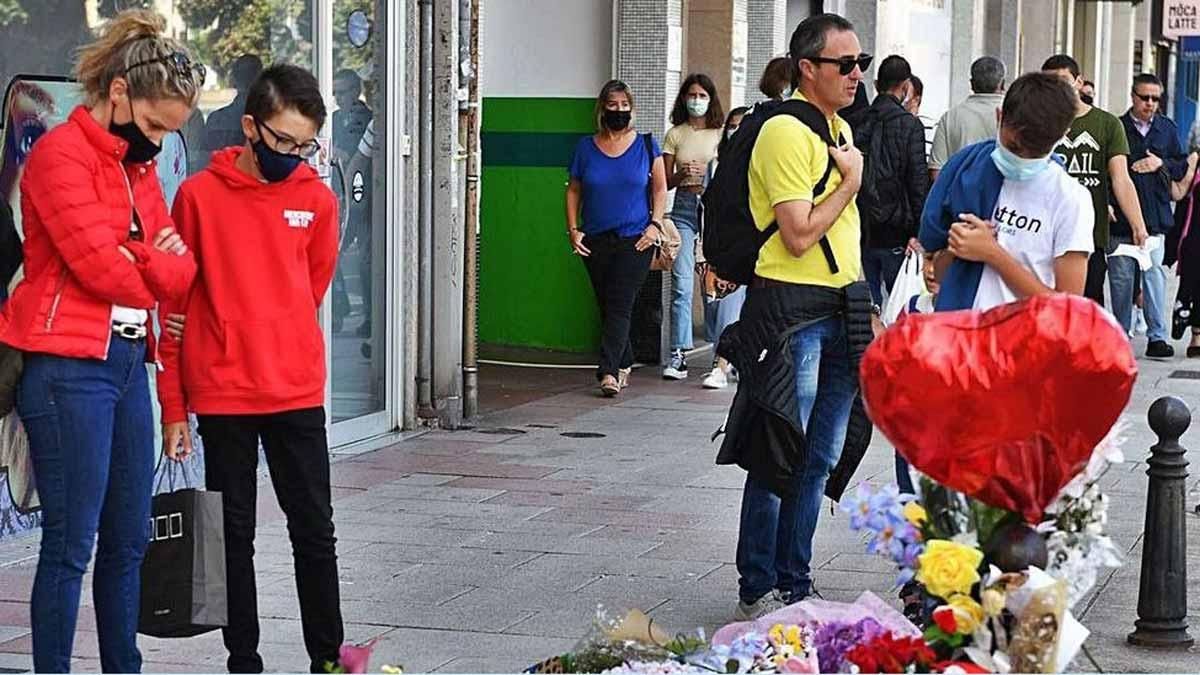 Varias personas, ante la ofrenda floral en recuerdo del joven Samuel Luiz. Varias personas, ante la ofrenda floral en recuerdo del joven Samuel Luiz.