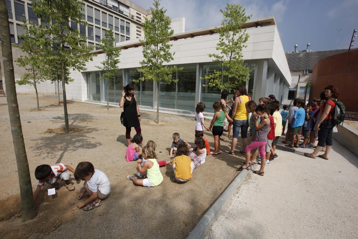 Iniciativa ’Taller de sombras’, donde estudiantes de la Escola Tècnica Superior d’Arquitectura de Barcelona trabajan con niños cómo crear sombras en el patio de sus escuelas. 