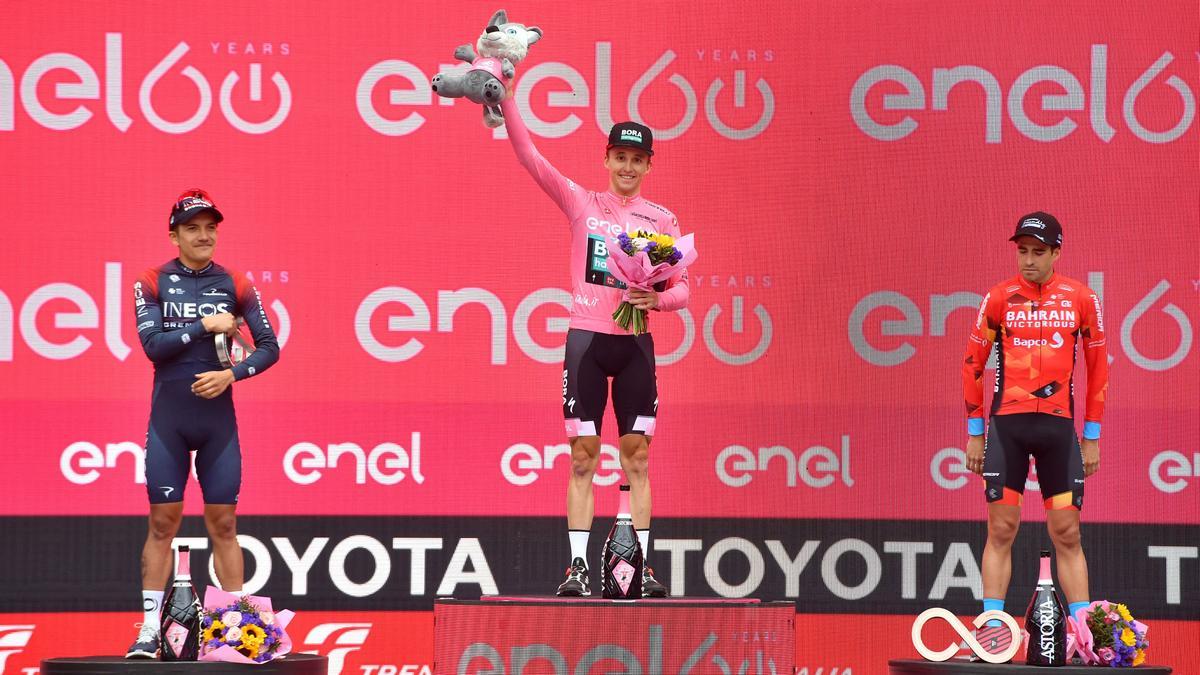Hindley, de rosa, Carapaz (izquierda) y Landa, el podio del Giro 2022.