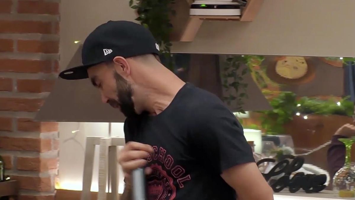 Un comensal de ‘First Dates’ es bloqueja mentre canta un rap: «He pres vi i se me n’ha anat la lletra» Un comensal de ‘First Dates’ es bloqueja mentre canta un rap: «He pres vi i se me n’ha anat la lletra»