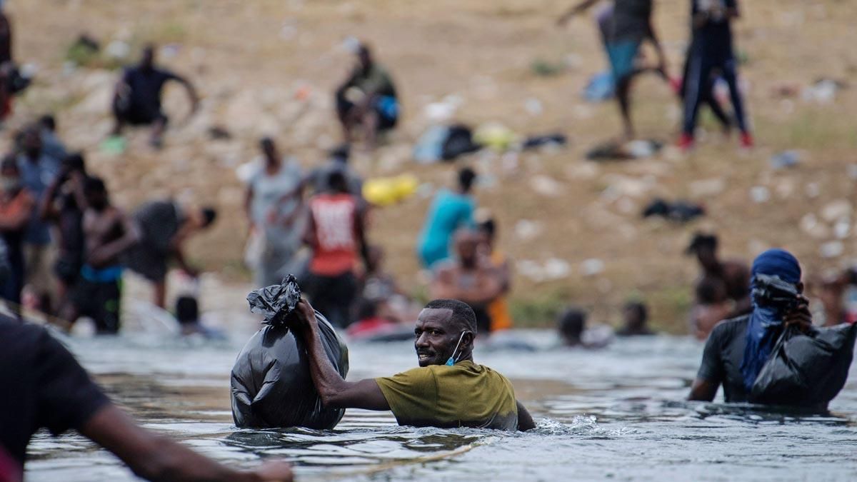 Un inmigrante haitiano cruza el Río Grande para obtener comida y agua en México. Un inmigrante haitiano cruza el Río Grande para obtener comida y agua en México.