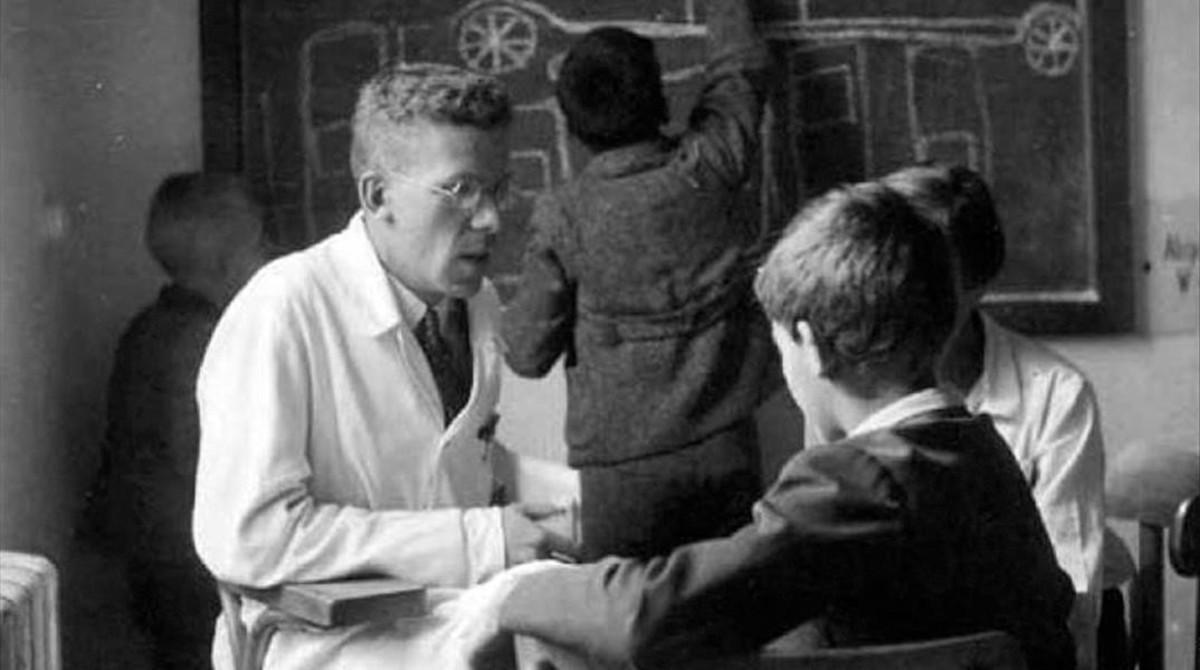 El psiquiatra austriaco Hans Asperger, en consulta con un niño. El psiquiatra austriaco Hans Asperger, en consulta con un niño.