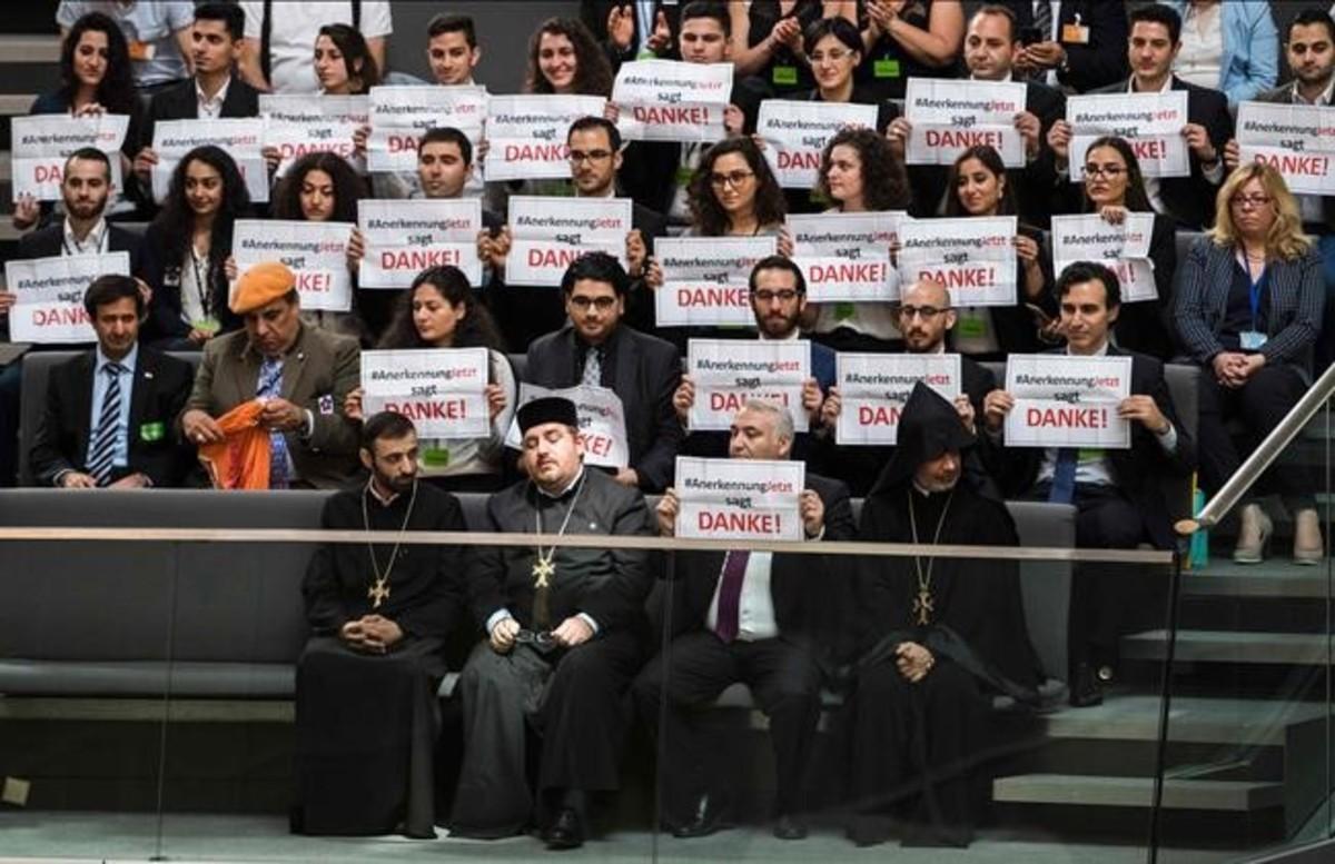 Un grupo de armenios celebra la resolución del Parlamento alemán.