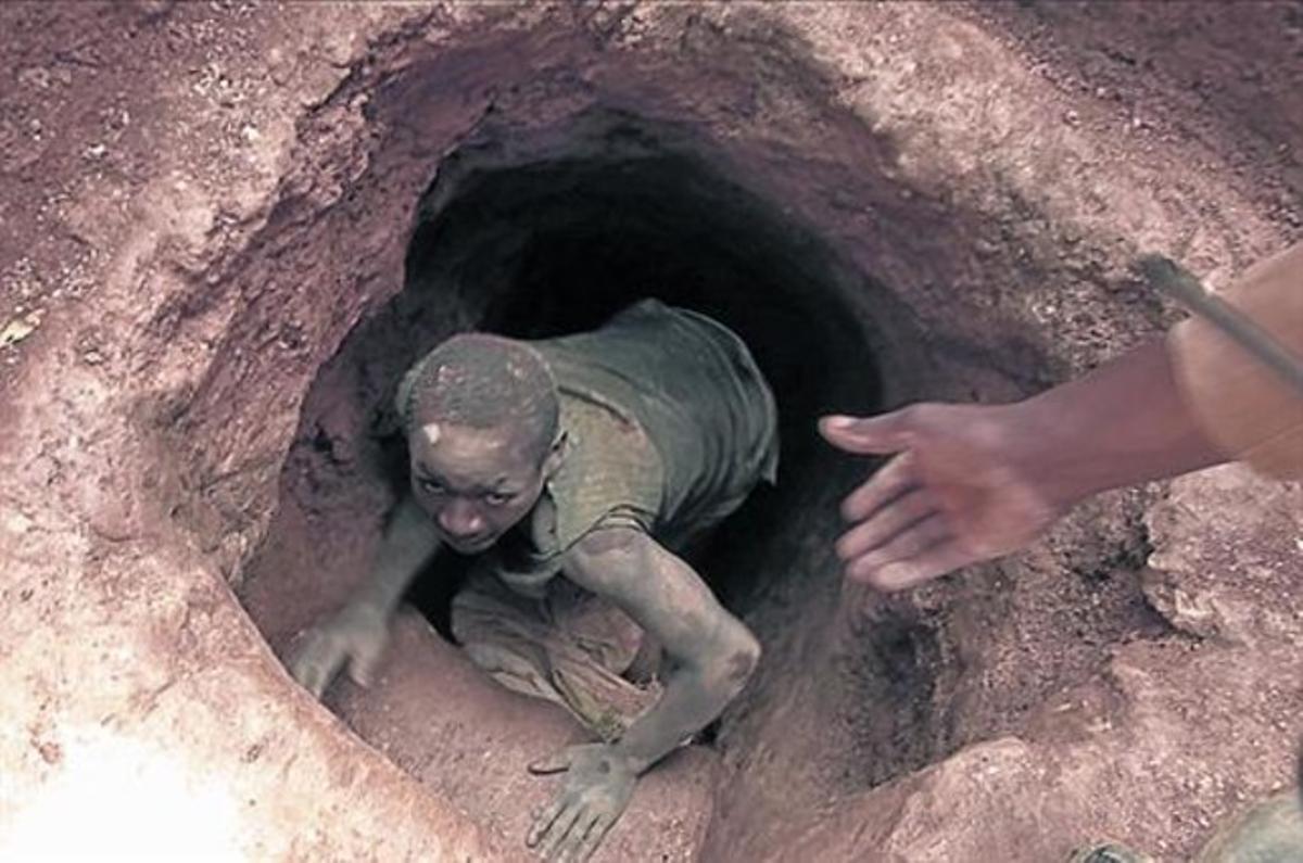 En las minas de coltán trabajan niños en condiciones infrahumanas.