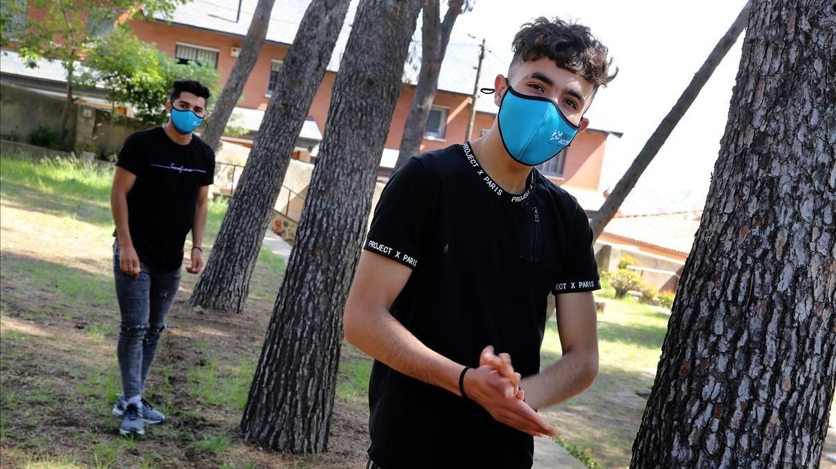 Oirak e Oussama, dos jovenes migrantes sin recursos, en el jardín del centro donde son acogidos, el pasado viernes. Oirak e Oussama, dos jovenes migrantes sin recursos, en el jardín del centro donde son acogidos, el pasado viernes.