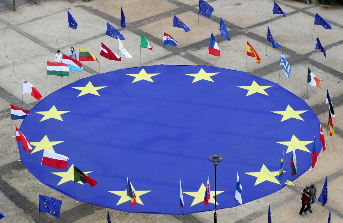 Bandera de la UE y de sus 27 estados miembros en la plaza Schuman de Bruselas.