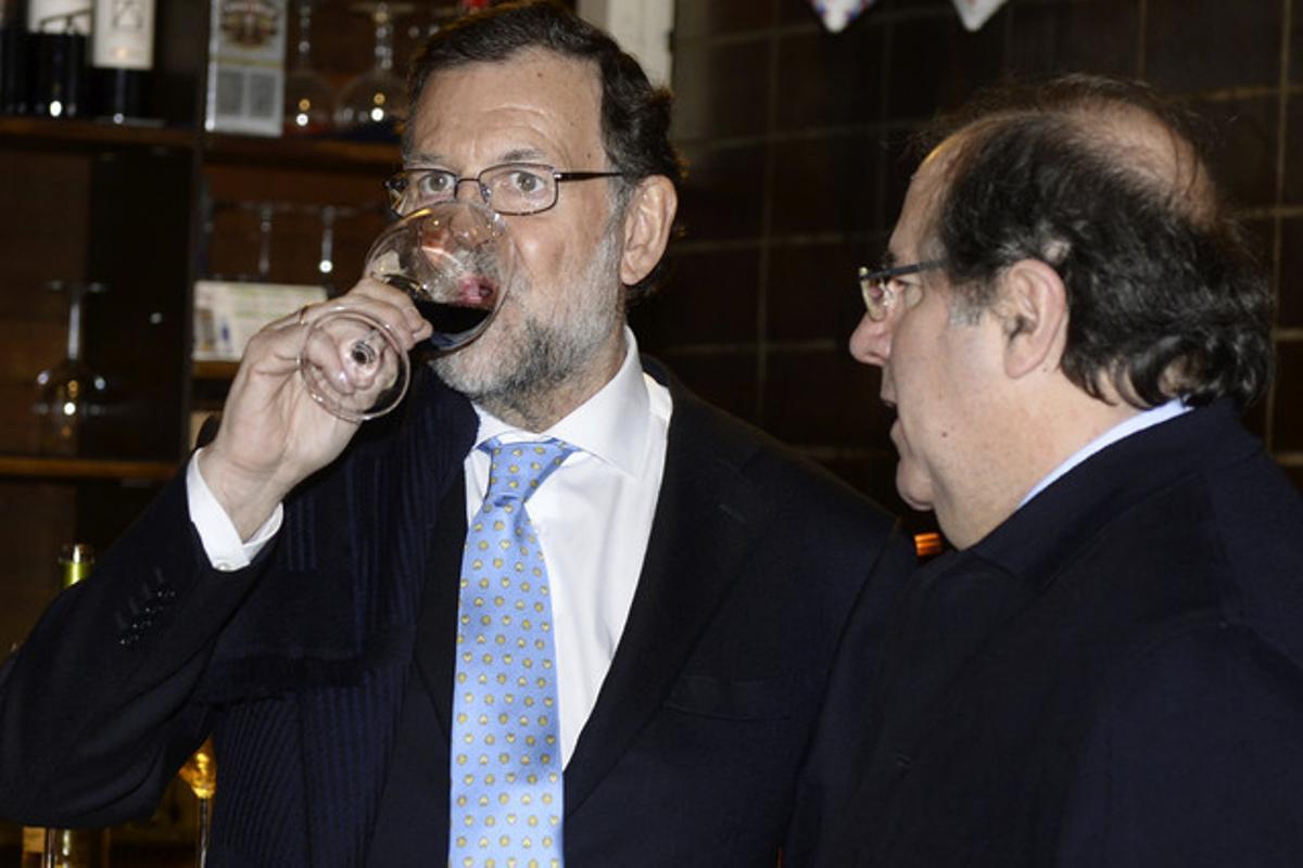 El presidente del Gobierno en funciones, Mariano Rajoy, y el presidente de la Junta de Castilla y León, Juan Vicente Herrera, toman un vino al término de la reunión de la Junta Directiva del PP de Castilla y León celebrada en Valladolid este viernes. El presidente del Gobierno en funciones, Mariano Rajoy, y el presidente de la Junta de Castilla y León, Juan Vicente Herrera, toman un vino al término de la reunión de la Junta Directiva del PP de Castilla y León celebrada en Valladolid este viernes.