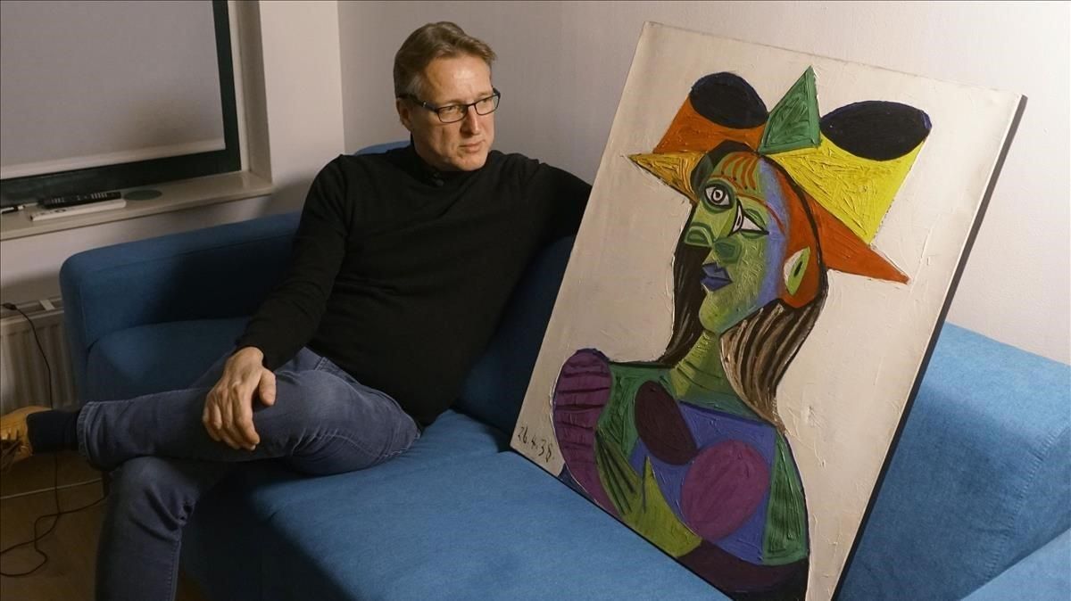 El detective Arthur Brand posando con el Picasso robado. El detective Arthur Brand posando con el Picasso robado.