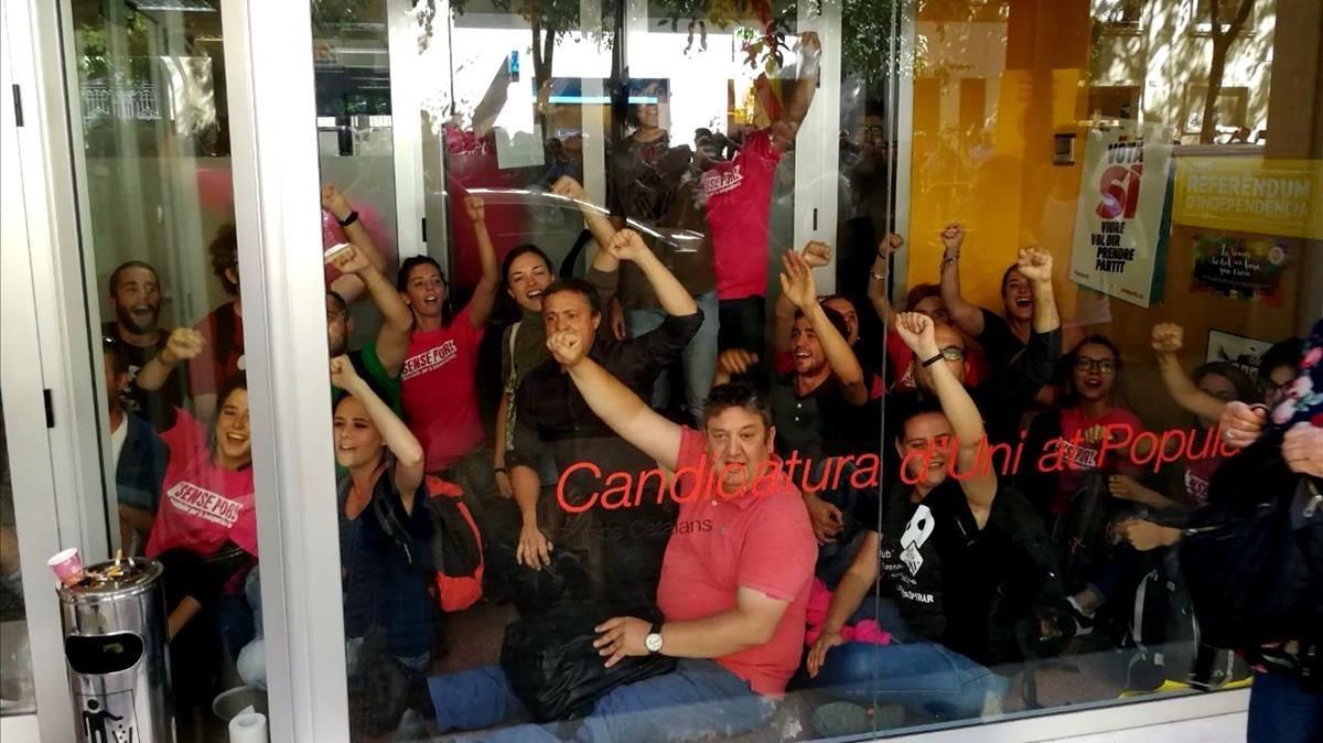 Miembros de la CUP en el interior de la sede del partido durante el registro. Miembros de la CUP en el interior de la sede del partido durante el registro.