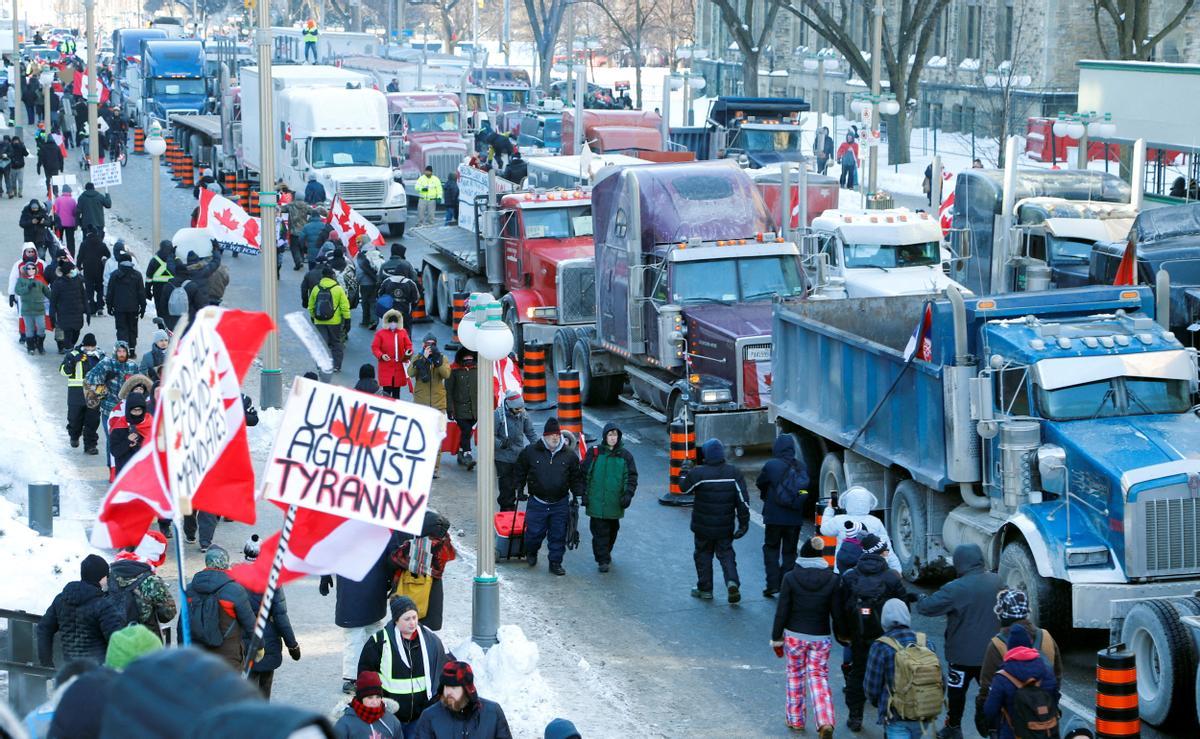 Una protesta d’antivacunes al Canadà bloqueja rutes frontereres amb els EUA a l’oest del país