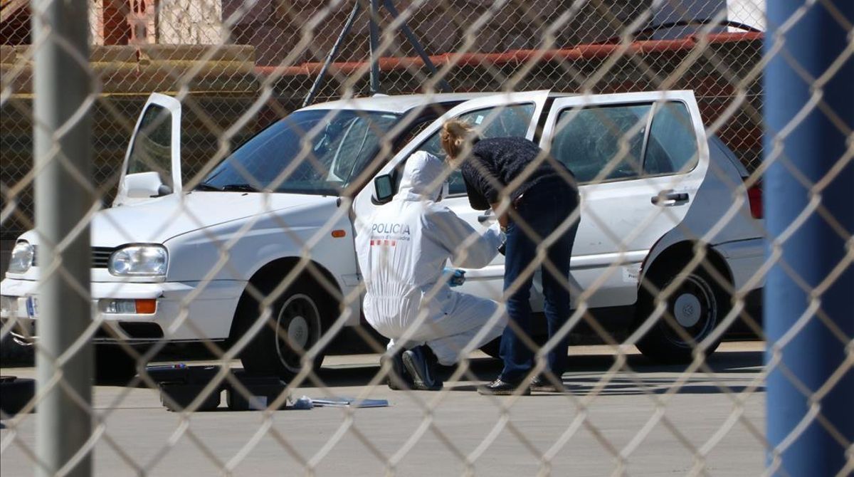 La policía inspecciona el coche donde apareció el cadáver, en Roses. La policía inspecciona el coche donde apareció el cadáver, en Roses.