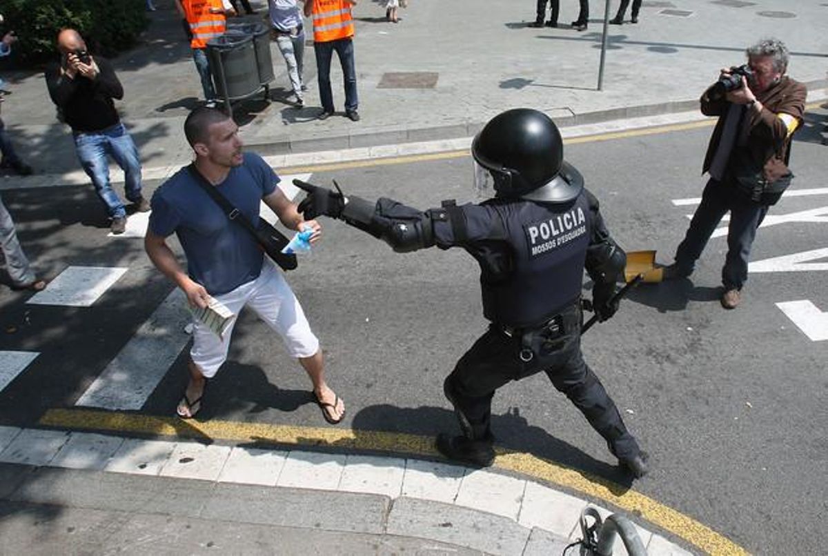 El desallotjament de la plaça de Catalunya, vist per Guillermo Moliner. El desallotjament de la plaça de Catalunya, vist per Guillermo Moliner.