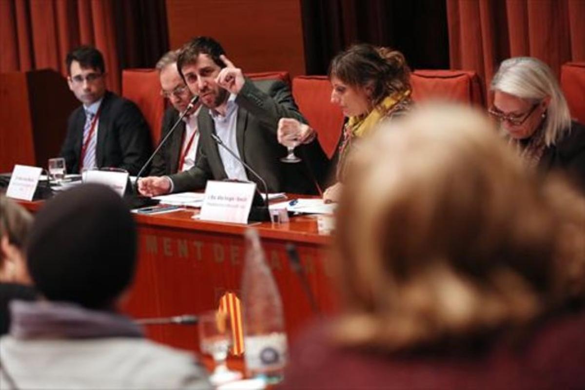 El ’conseller’ de Salut, Antoni Comín, durante su comparecencia de ayer en el Parlament.