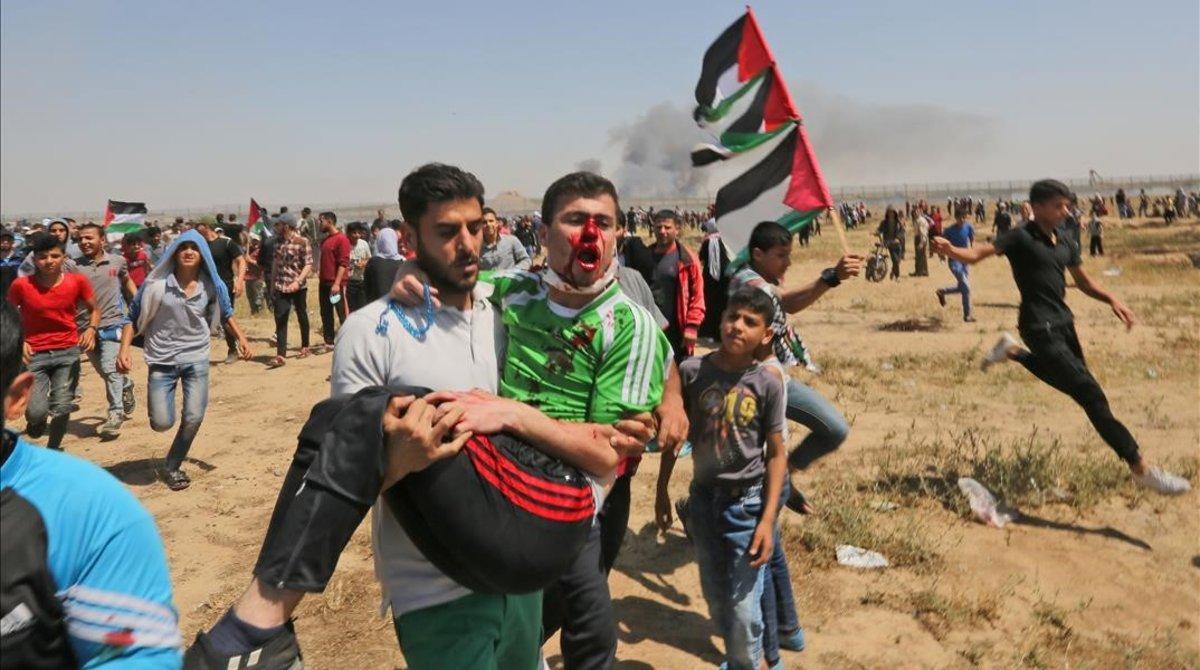 Un manifestante palestino herido es evacuado de la valla fronteriza durante los enfrentamientos con las fuerzas israelís al este de la ciudad de Gaza el pasado 1 de mayo. 
