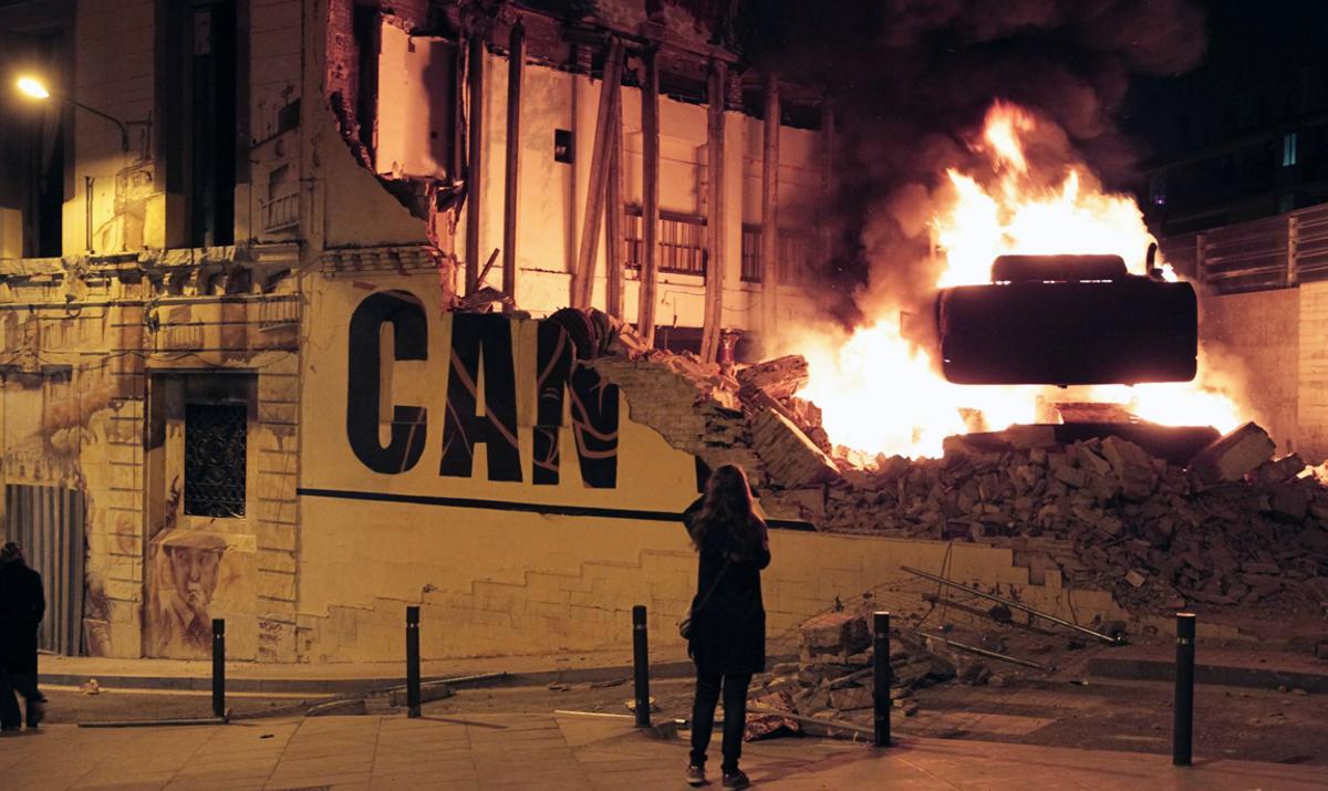 Uno de los vehículos encargados de la retirada de los escombros tras la demolición de Can Vies en mayo del 2014 fue saboteado y acabó en llamas como señal de protesta.