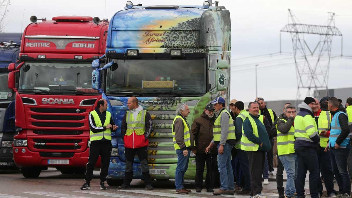 Transportistas en huelga en el polígono industrial Barral, en San Fernando de Henares, Madrid.