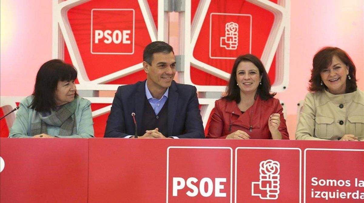 Cristina Narbona, Pedro Sánchez, Adriana Lastra y Carmen Calvo, este lunes durante la Ejecutiva del PSOE. Cristina Narbona, Pedro Sánchez, Adriana Lastra y Carmen Calvo, este lunes durante la Ejecutiva del PSOE.