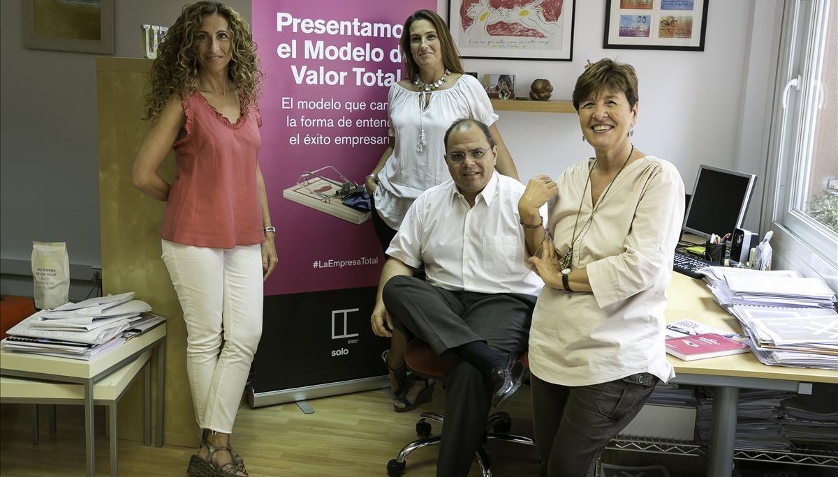 Los cuatro fundadores de Solo Consultores: Elisabeth Díaz, Marta García, Claudio Drapkin y Nuria Povill.