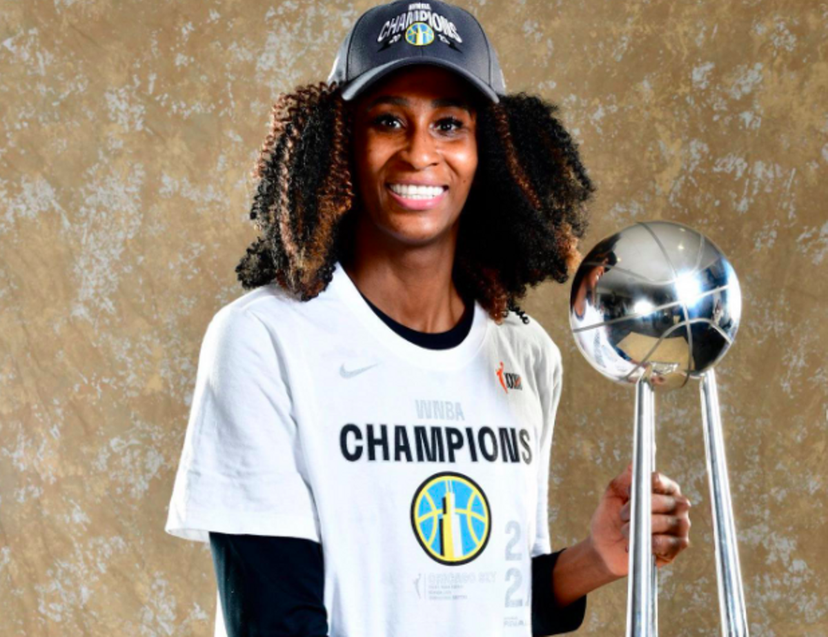 Astou Ndour posa con el trofeo de campeona de la WNBA. Astou Ndour posa con el trofeo de campeona de la WNBA.