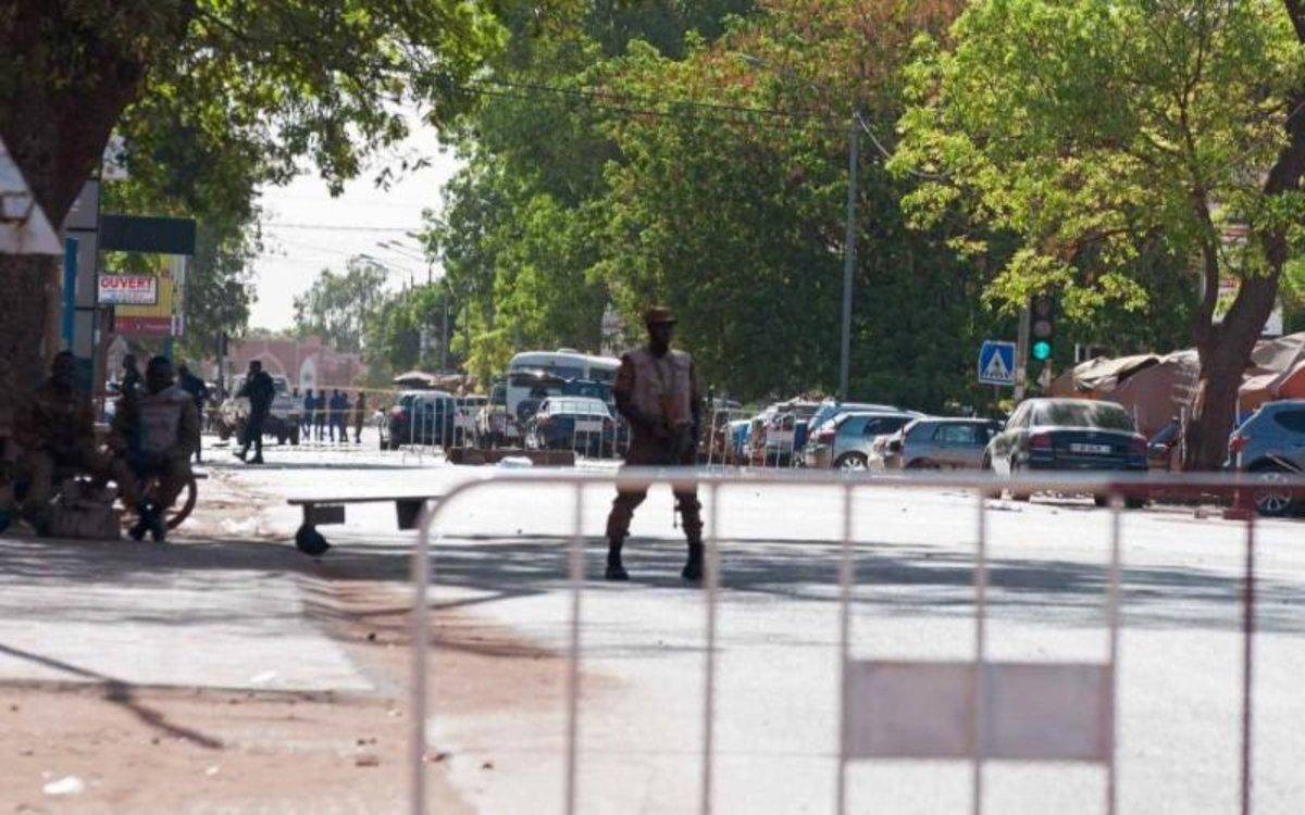 La policía de Burkina Faso resguarda la zona de un ataque armaado.