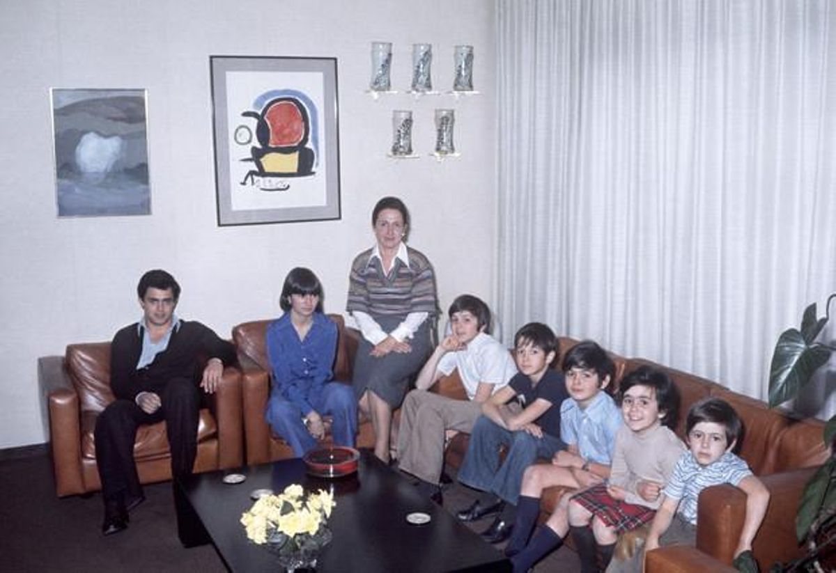 De izquierda a derecha, Jordi, Marta, Josep, Pere, Oriol, Mireia y Oleguer, en el domicilio familiar en 1977. De izquierda a derecha, Jordi, Marta, Josep, Pere, Oriol, Mireia y Oleguer, en el domicilio familiar en 1977.