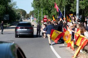 Decenas de ciudadanos han acudido este lunes a las puertas del recinto del Palacio de la Zarzuela para ver entrar el coche en el que ha llegado Juan Carlos I.