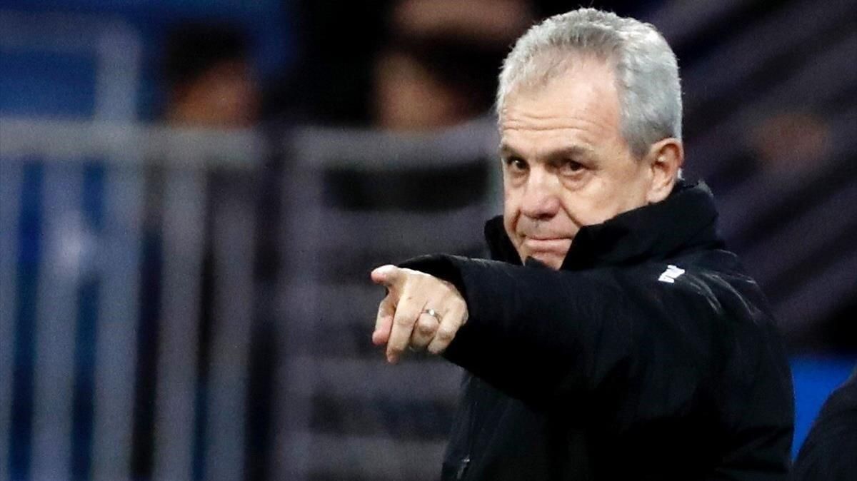 Javier Aguirre da instrucciones a sus jugadores en el partido ante el Alavés de la pasada jornada. Javier Aguirre da instrucciones a sus jugadores en el partido ante el Alavés de la pasada jornada.