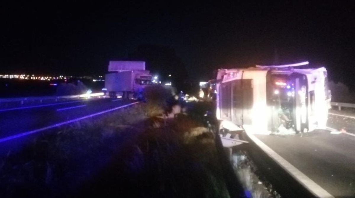Imagen de los dos camiones accidentados a la altura de L’Aldea. Imagen de los dos camiones accidentados a la altura de L’Aldea.