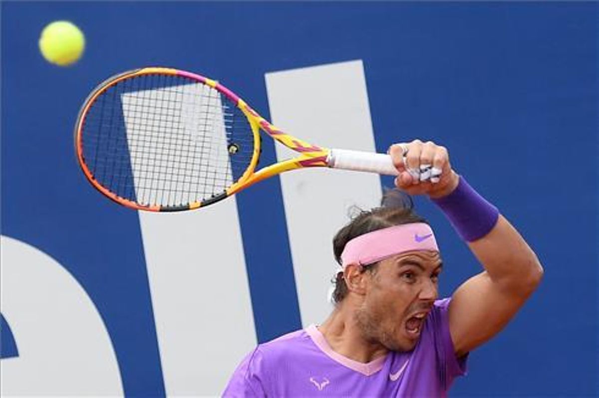 Nadal golpea una derecha. Nadal golpea una derecha.
