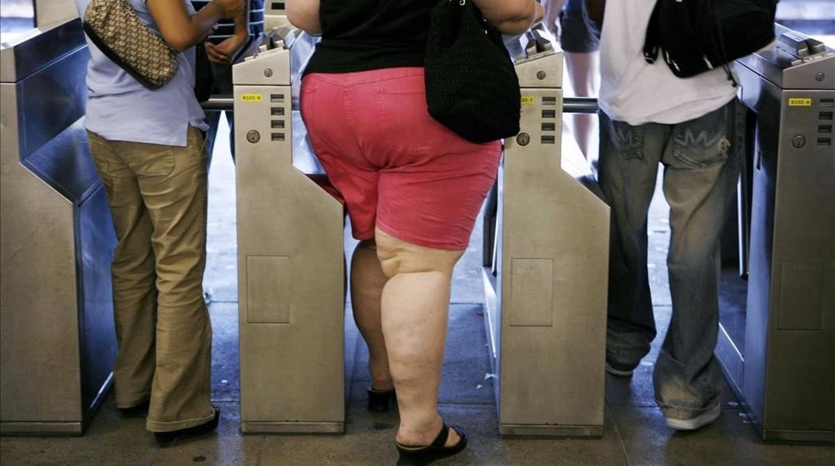 Una mujer obesa entra en el metro de Nueva York. Una mujer obesa entra en el metro de Nueva York.
