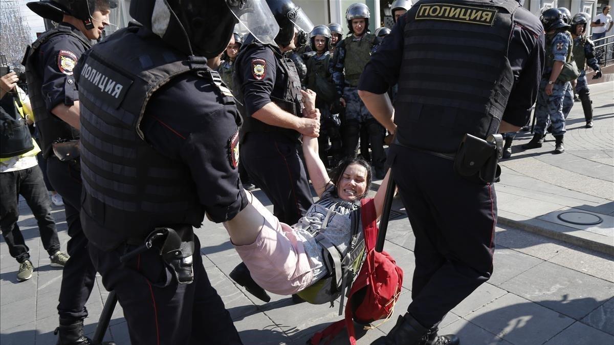Varios policías detienen a una mujer durante la manifestación de este sábado en el centro de Moscú.