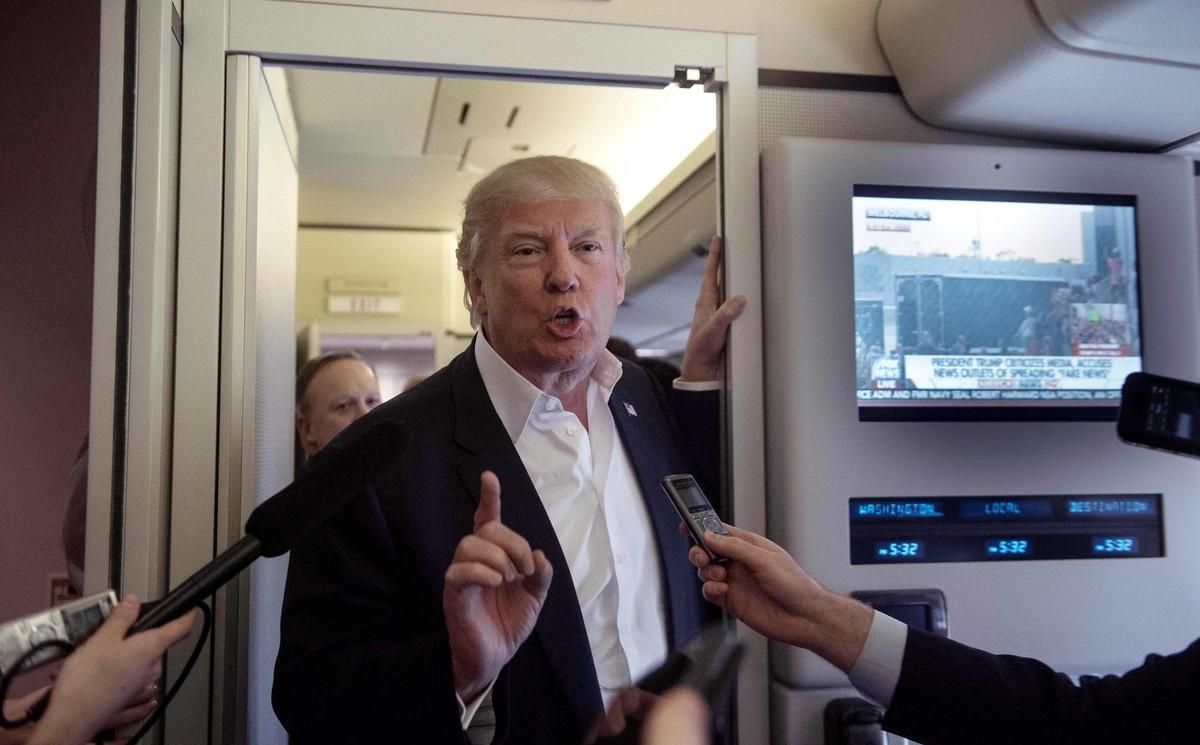 Donald Trump habla con la prensa en el Air Force One. Donald Trump habla con la prensa en el Air Force One.