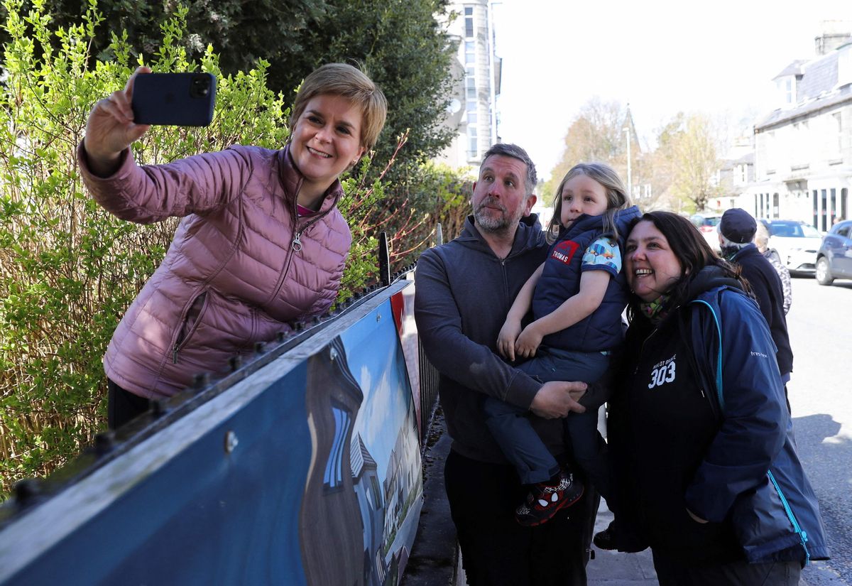 Nicola Sturgeon se hace una foto con una familia en campaña electoral. Nicola Sturgeon se hace una foto con una familia en campaña electoral.