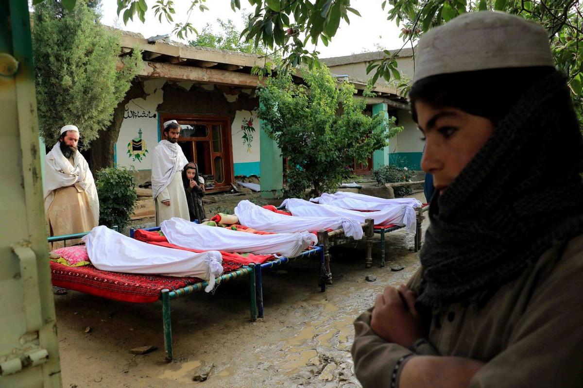 Gayan (Afghanistan), 23/06/2022.- People attend funeral of the victims of earthquake in Gayan village in Paktia province, Afghanistan, 23 June 2022. More than 1,000 people were killed and over 1,500 others injured after a 5.9 magnitude earthquake hit eastern Afghanistan before dawn on 22 June, Afghanistan’s state-run Bakhtar News Agency reported. According to authorities the death toll is likely to rise. (Terremoto/sismo, Afganistán) EFE/EPA/STRINGER