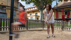Laura Rincón, jugando en el parque con su hija L, es una madre de dos hijos que sufre de carga mental