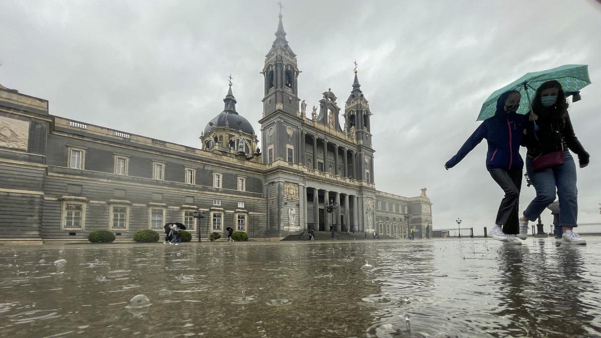 Los restos del huracán Danielle traen el primer temporal del otoño a España
