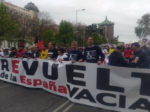 Manifestantes sostienen la pancarta ’La revuelta de la España vaciada’, este domingo en Madrid.