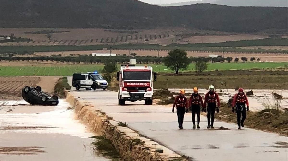 El coche en el que fallecieron en Caudete (Albacete) las dos primeras víctimas de la Depresion Atmosferica en Niveles Altos (DANA) El coche en el que fallecieron en Caudete (Albacete) las dos primeras víctimas de la Depresion Atmosferica en Niveles Altos (DANA)
