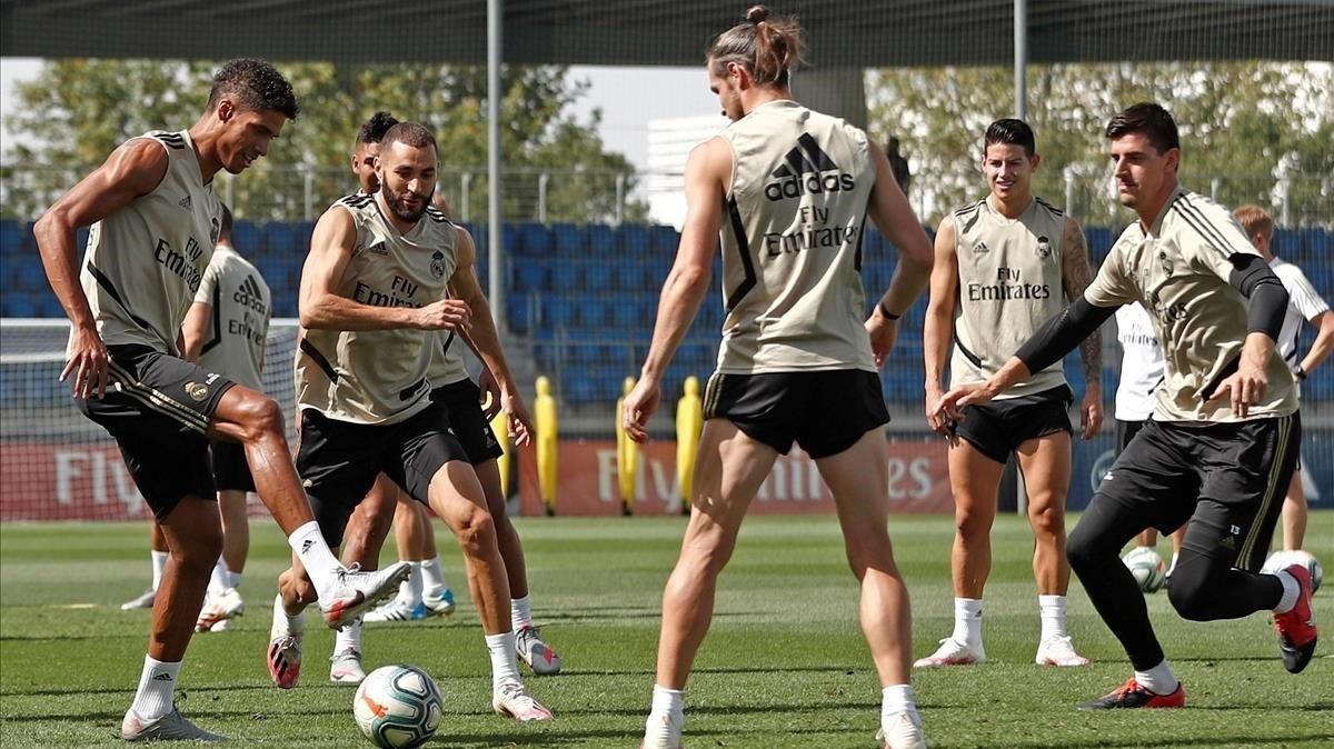 Varane, Benzema, Bale, James y Courtois hacen un rondo en Valdebebas. Varane, Benzema, Bale, James y Courtois hacen un rondo en Valdebebas.