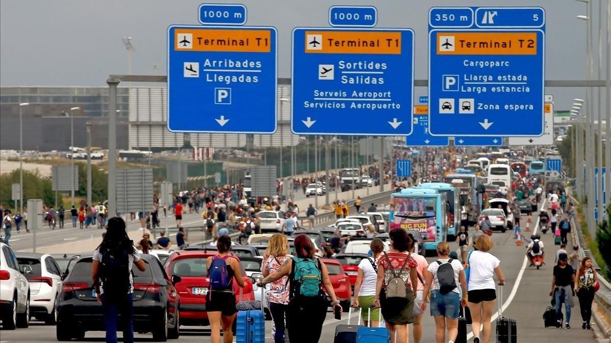 Turistas, camino del aeropuerto durante la protesta en El Prat del 14 de octubre, día de publicación de la sentencia del ’procés’. Turistas, camino del aeropuerto durante la protesta en El Prat del 14 de octubre, día de publicación de la sentencia del ’procés’.