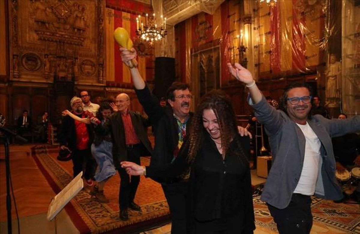 Entrega de la medalla de oro al merito cultural a la Salseta del Poble Sec y a la Orquesta Plateria, en el Saló de Cent del Ayuntamiento. Entrega de la medalla de oro al merito cultural a la Salseta del Poble Sec y a la Orquesta Plateria, en el Saló de Cent del Ayuntamiento.
