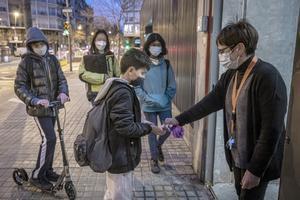Alumnos a su llegada al CEIP Viladomat, tras la vacaciones.