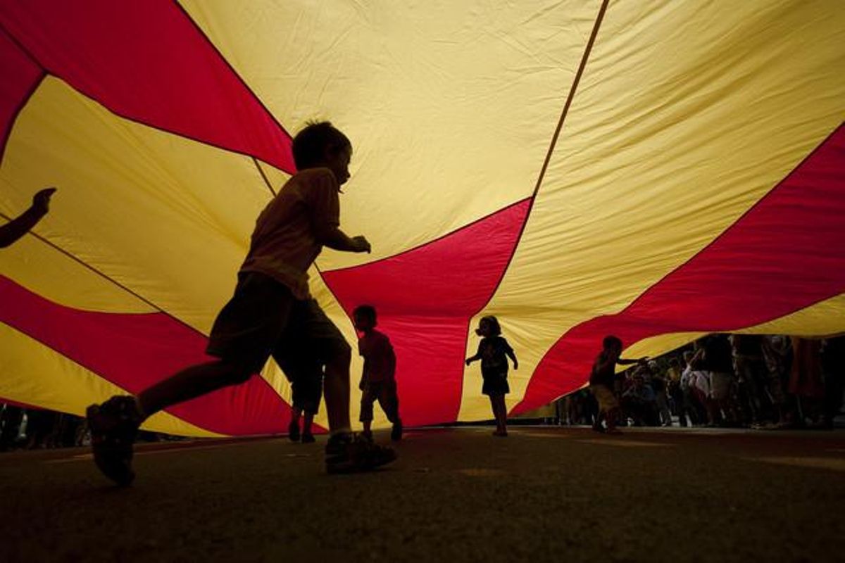 Nens sota la bandera a la plaça d’Urquinaona, a la Diada del 2009. Nens sota la bandera a la plaça d’Urquinaona, a la Diada del 2009.