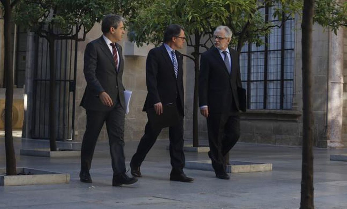 Francesc Homs, Artur Mas y Carles Viver Pi-Sunyer, en el Palau de la Generalitat, en una imagen de abril del 2015. Francesc Homs, Artur Mas y Carles Viver Pi-Sunyer, en el Palau de la Generalitat, en una imagen de abril del 2015.
