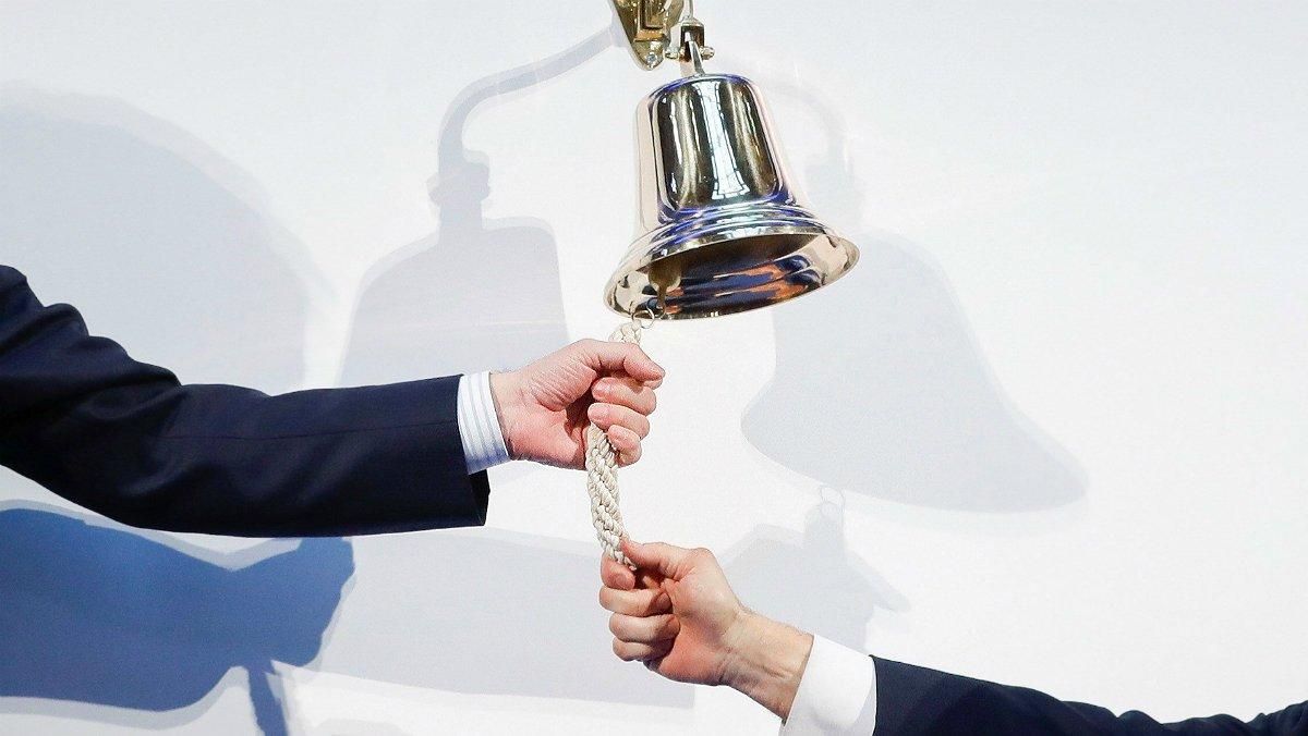 La campana de la bolsa, símbolo del éxito empresarial. La campana de la bolsa, símbolo del éxito empresarial.