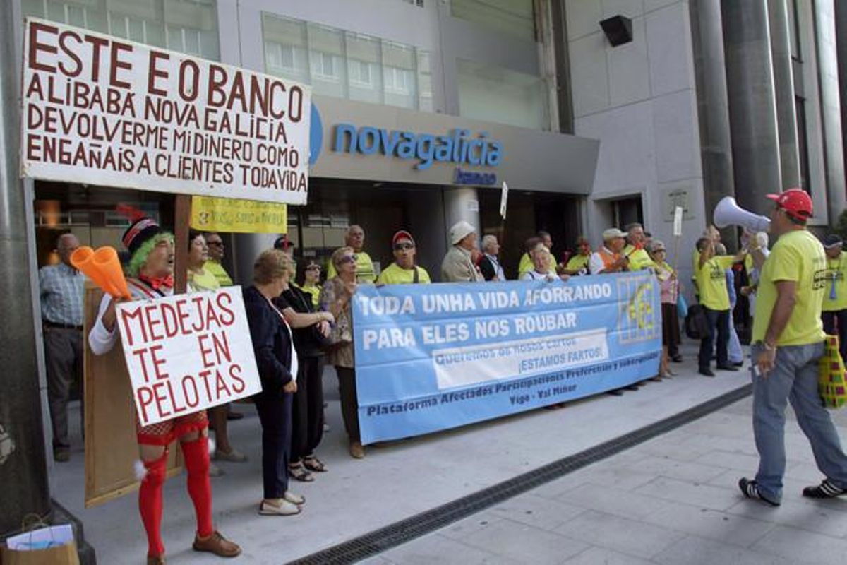 Afectados por las participaciones preferentes protestan ante la sede central de Novagalicia Banco, el pasado 9 de agosto en Vigo. Afectados por las participaciones preferentes protestan ante la sede central de Novagalicia Banco, el pasado 9 de agosto en Vigo.