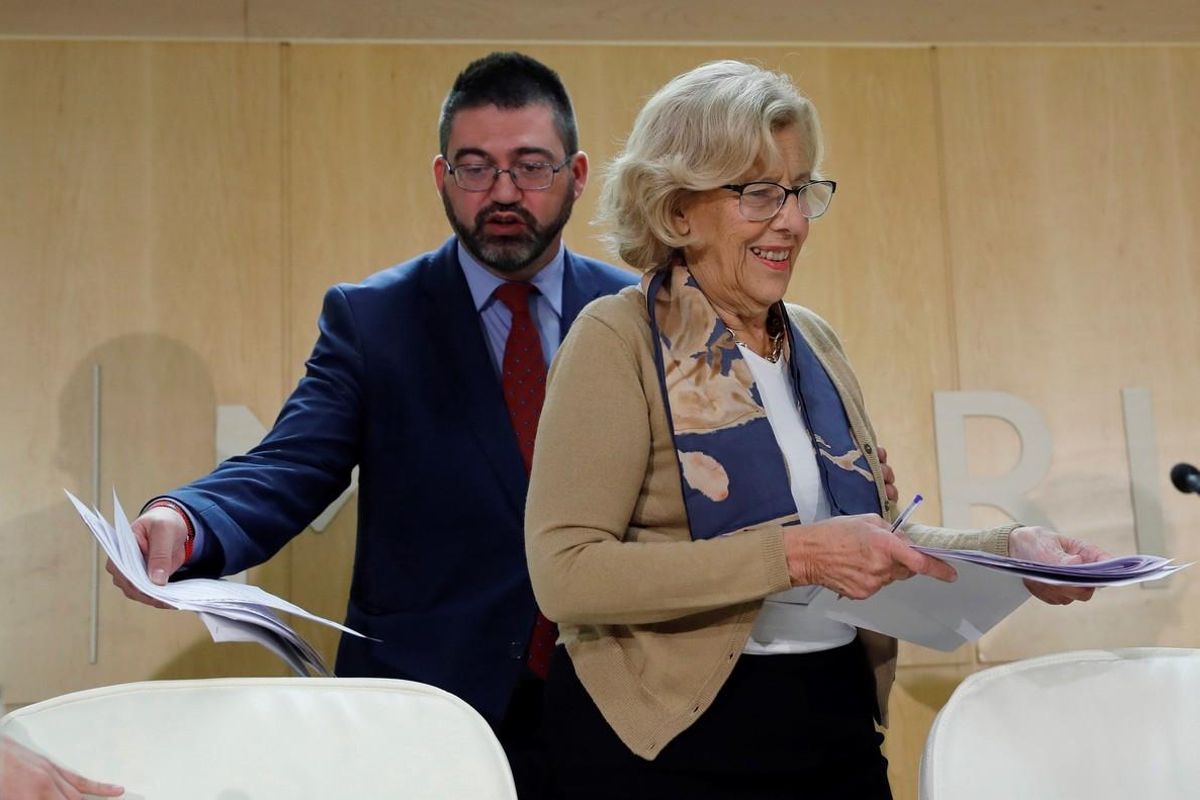 La alcaldesa de Madrid Manuela Carmena junto al delegado de Economía y Hacienda Carlos Sánchez Mato este miércoles. La alcaldesa de Madrid Manuela Carmena junto al delegado de Economía y Hacienda Carlos Sánchez Mato este miércoles.